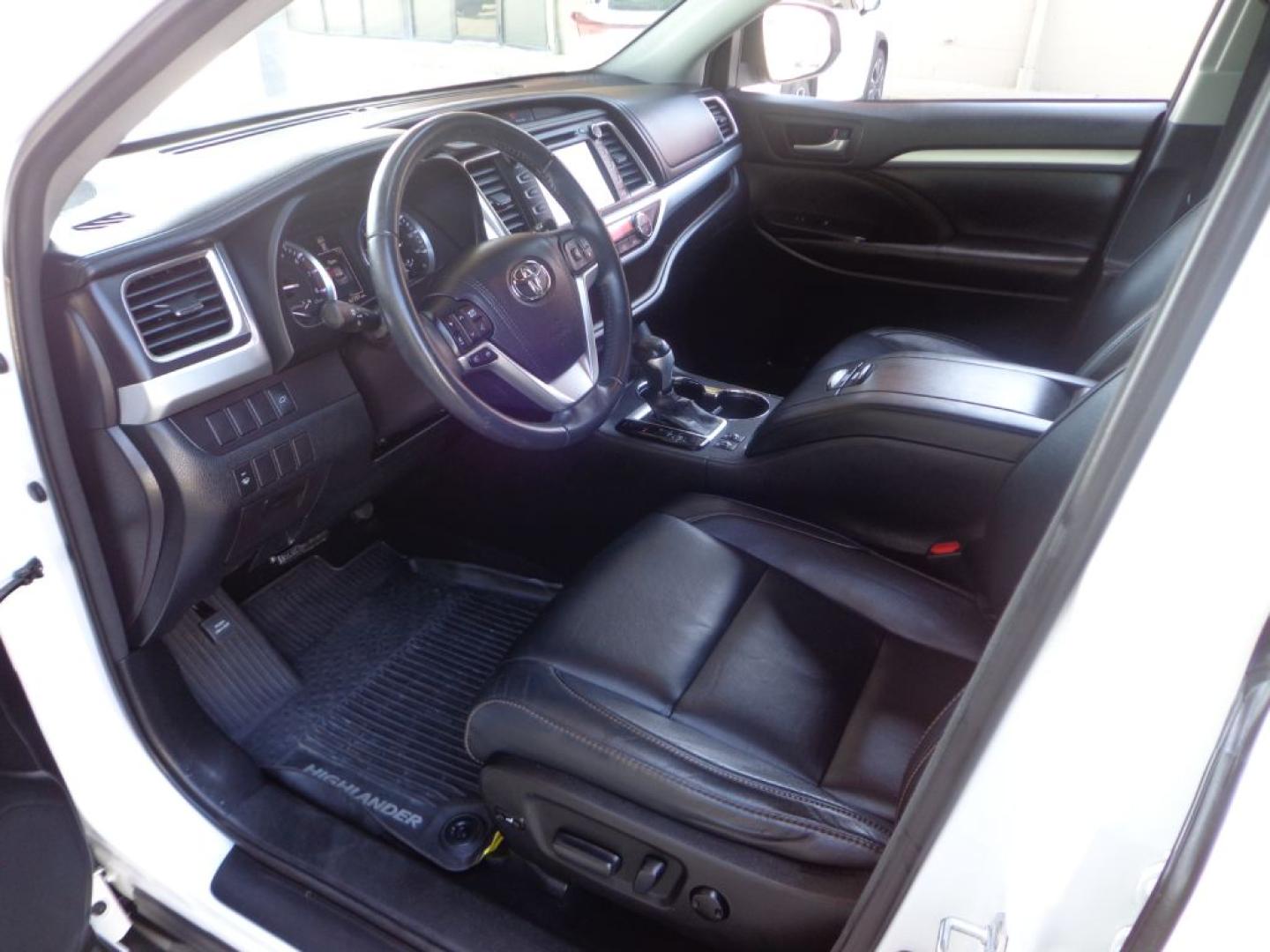 2016 WHITE TOYOTA HIGHLANDER XLE (5TDJKRFH1GS) with an 3.5L engine, Automatic transmission, located at 6610 L St., Omaha, NE, 68117, (402) 731-7800, 41.212872, -96.014702 - THIS VEHICLE HAS A BEEN FULLY INSPECTED AND HAS A CLEAN TITLE WITH A FREE CARFAX REPORT PROVIDED! SHARP XLE PACKAGE WITH A CLEAN CARFAX, LOW MILEAGE, REAR BUCKET SEATS, SUNROOF, NAV, NEWER TIRES AND MUCH MORE! *****We have found that most customers do the majority of their shopping online befor- Photo#14