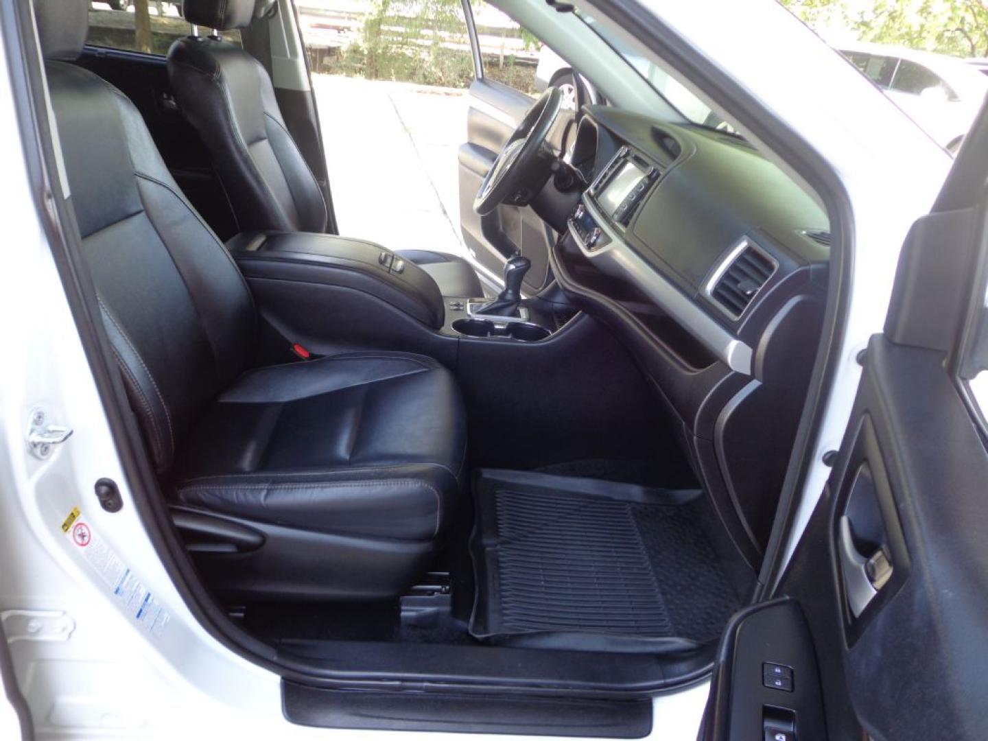 2016 WHITE TOYOTA HIGHLANDER XLE (5TDJKRFH1GS) with an 3.5L engine, Automatic transmission, located at 6610 L St., Omaha, NE, 68117, (402) 731-7800, 41.212872, -96.014702 - THIS VEHICLE HAS A BEEN FULLY INSPECTED AND HAS A CLEAN TITLE WITH A FREE CARFAX REPORT PROVIDED! SHARP XLE PACKAGE WITH A CLEAN CARFAX, LOW MILEAGE, REAR BUCKET SEATS, SUNROOF, NAV, NEWER TIRES AND MUCH MORE! *****We have found that most customers do the majority of their shopping online befor- Photo#15