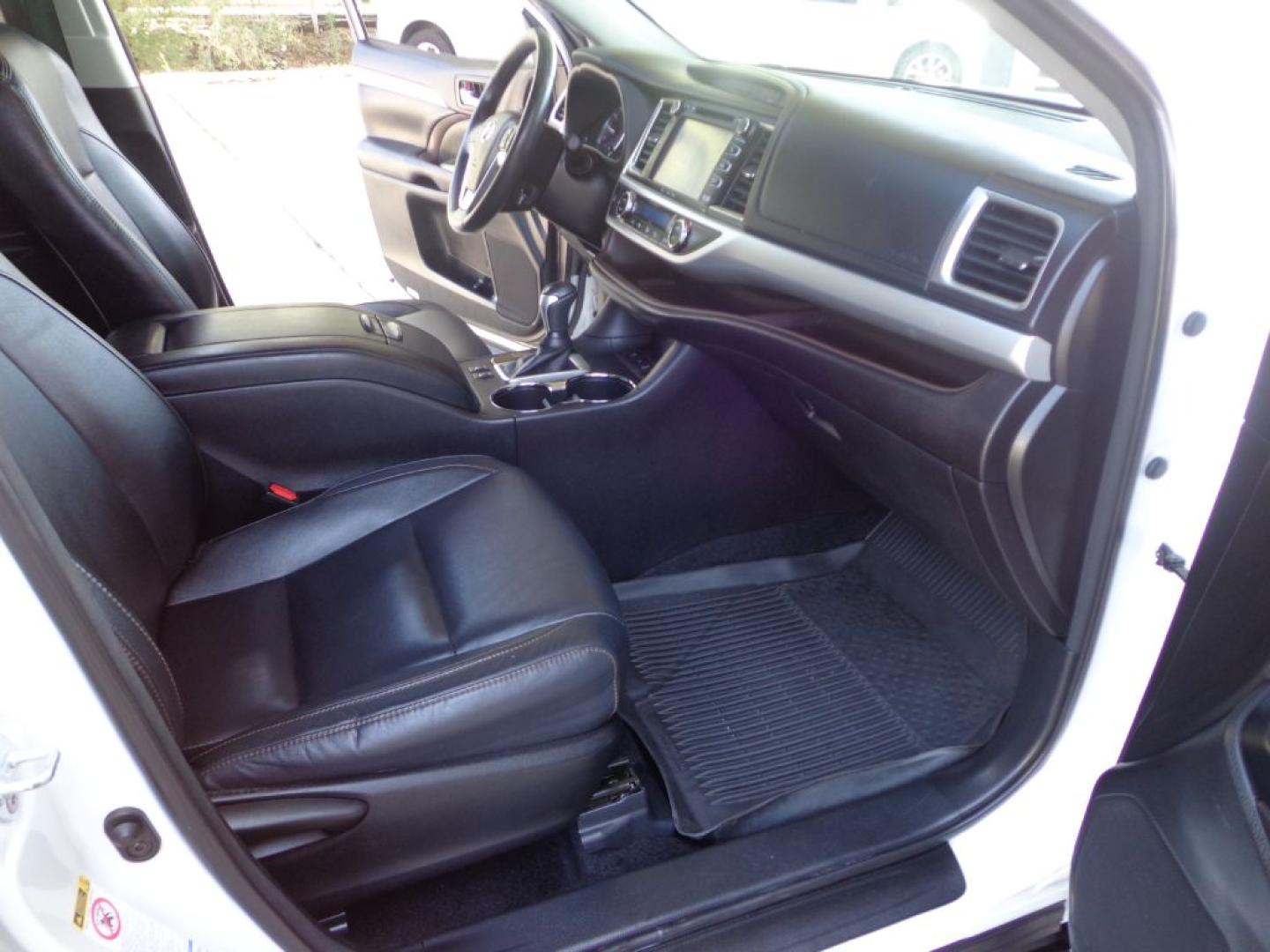 2016 WHITE TOYOTA HIGHLANDER XLE (5TDJKRFH1GS) with an 3.5L engine, Automatic transmission, located at 6610 L St., Omaha, NE, 68117, (402) 731-7800, 41.212872, -96.014702 - THIS VEHICLE HAS A BEEN FULLY INSPECTED AND HAS A CLEAN TITLE WITH A FREE CARFAX REPORT PROVIDED! SHARP XLE PACKAGE WITH A CLEAN CARFAX, LOW MILEAGE, REAR BUCKET SEATS, SUNROOF, NAV, NEWER TIRES AND MUCH MORE! *****We have found that most customers do the majority of their shopping online befor- Photo#17