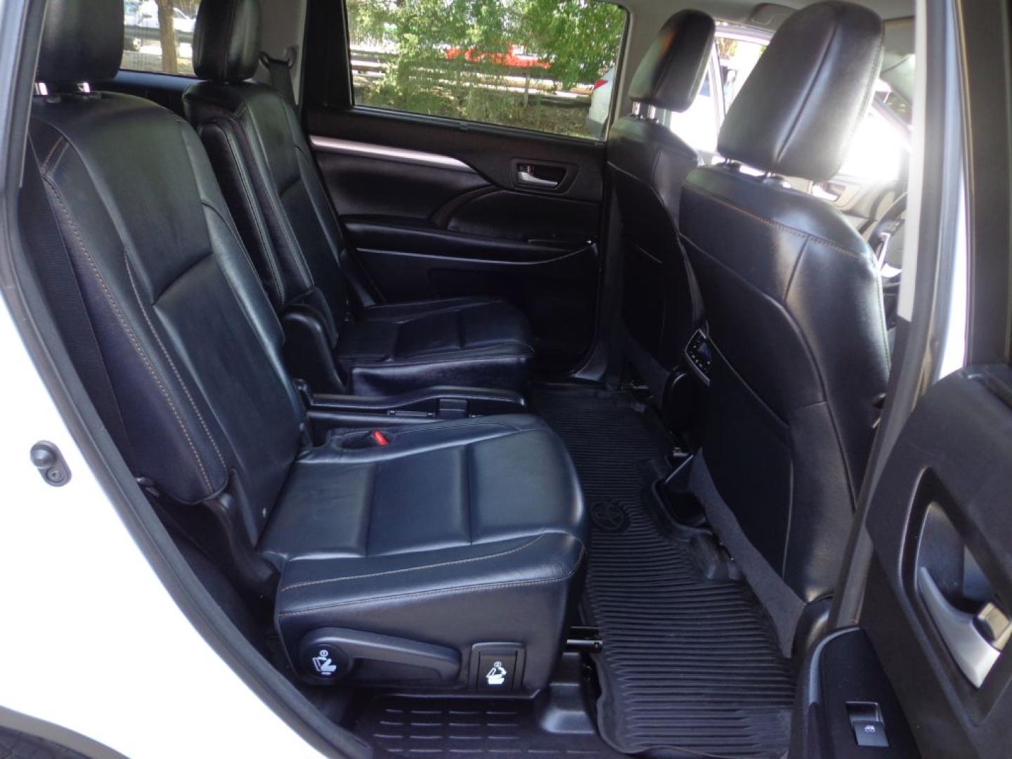 2016 WHITE TOYOTA HIGHLANDER XLE (5TDJKRFH1GS) with an 3.5L engine, Automatic transmission, located at 6610 L St., Omaha, NE, 68117, (402) 731-7800, 41.212872, -96.014702 - THIS VEHICLE HAS A BEEN FULLY INSPECTED AND HAS A CLEAN TITLE WITH A FREE CARFAX REPORT PROVIDED! SHARP XLE PACKAGE WITH A CLEAN CARFAX, LOW MILEAGE, REAR BUCKET SEATS, SUNROOF, NAV, NEWER TIRES AND MUCH MORE! *****We have found that most customers do the majority of their shopping online befor- Photo#18