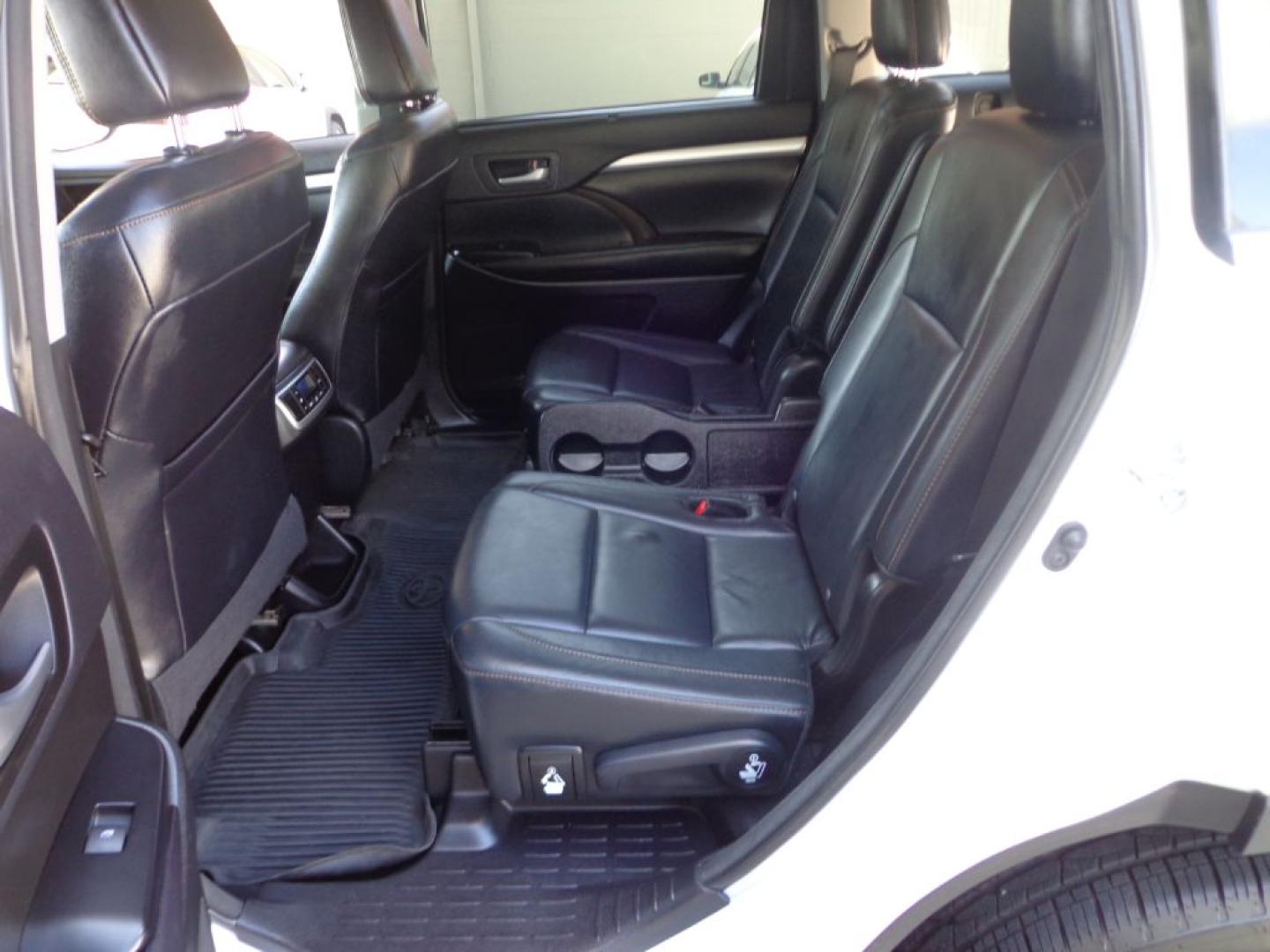 2016 WHITE TOYOTA HIGHLANDER XLE (5TDJKRFH1GS) with an 3.5L engine, Automatic transmission, located at 6610 L St., Omaha, NE, 68117, (402) 731-7800, 41.212872, -96.014702 - THIS VEHICLE HAS A BEEN FULLY INSPECTED AND HAS A CLEAN TITLE WITH A FREE CARFAX REPORT PROVIDED! SHARP XLE PACKAGE WITH A CLEAN CARFAX, LOW MILEAGE, REAR BUCKET SEATS, SUNROOF, NAV, NEWER TIRES AND MUCH MORE! *****We have found that most customers do the majority of their shopping online befor- Photo#19
