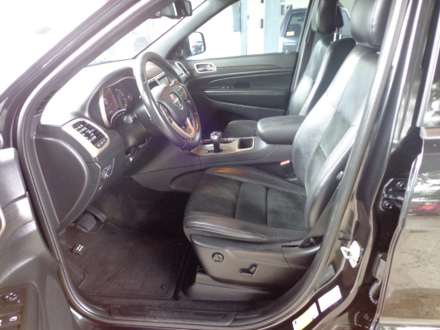 2015 BLACK JEEP GRAND CHEROKEE ALTITUDE (1C4RJFAG2FC) with an 3.6L engine, Automatic transmission, located at 6610 L St., Omaha, NE, 68117, (402) 731-7800, 41.212872, -96.014702- Photo#12