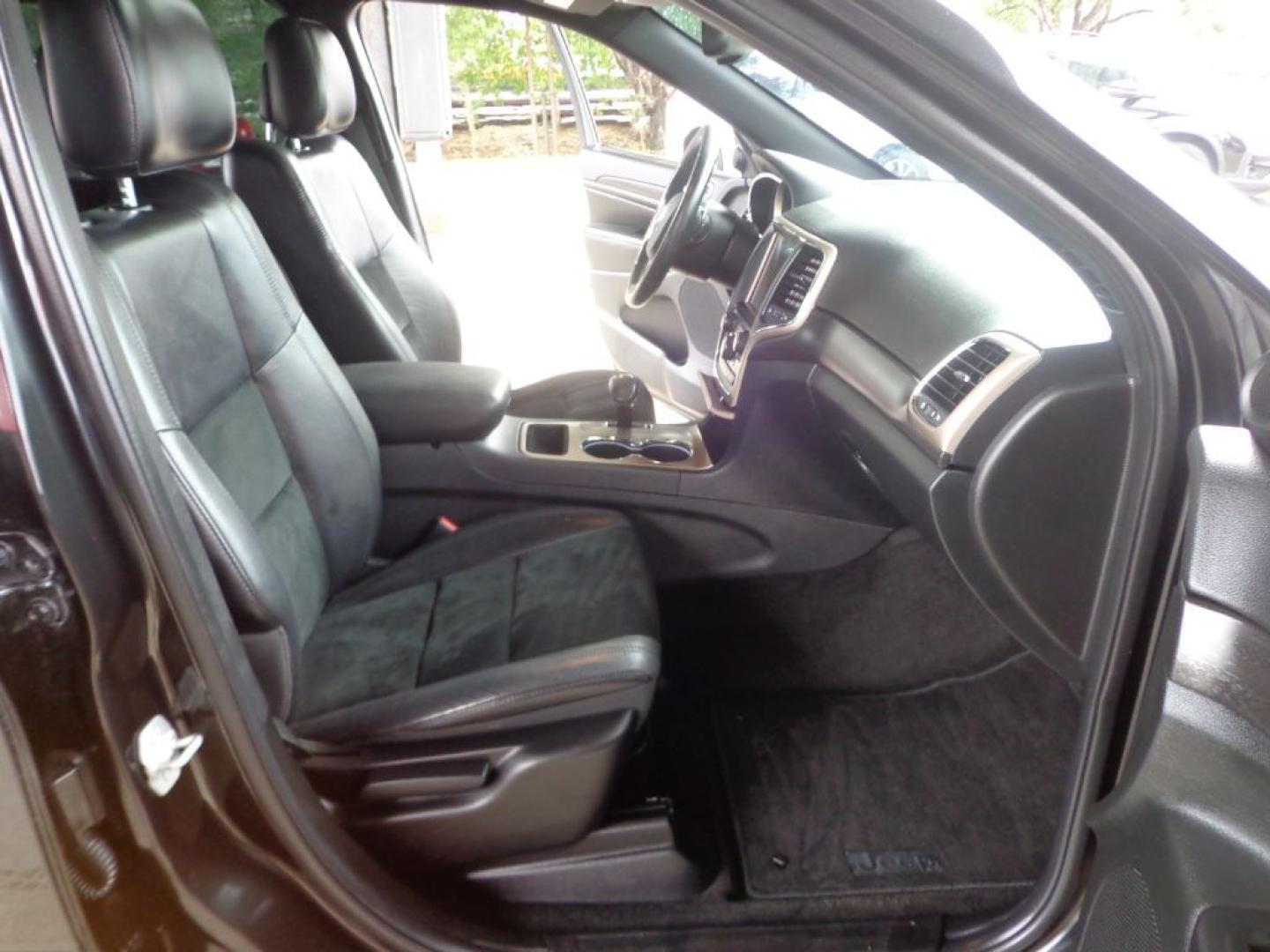 2015 BLACK JEEP GRAND CHEROKEE ALTITUDE (1C4RJFAG2FC) with an 3.6L engine, Automatic transmission, located at 6610 L St., Omaha, NE, 68117, (402) 731-7800, 41.212872, -96.014702- Photo#15
