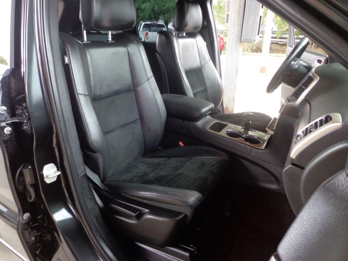 2015 BLACK JEEP GRAND CHEROKEE ALTITUDE (1C4RJFAG2FC) with an 3.6L engine, Automatic transmission, located at 6610 L St., Omaha, NE, 68117, (402) 731-7800, 41.212872, -96.014702- Photo#16