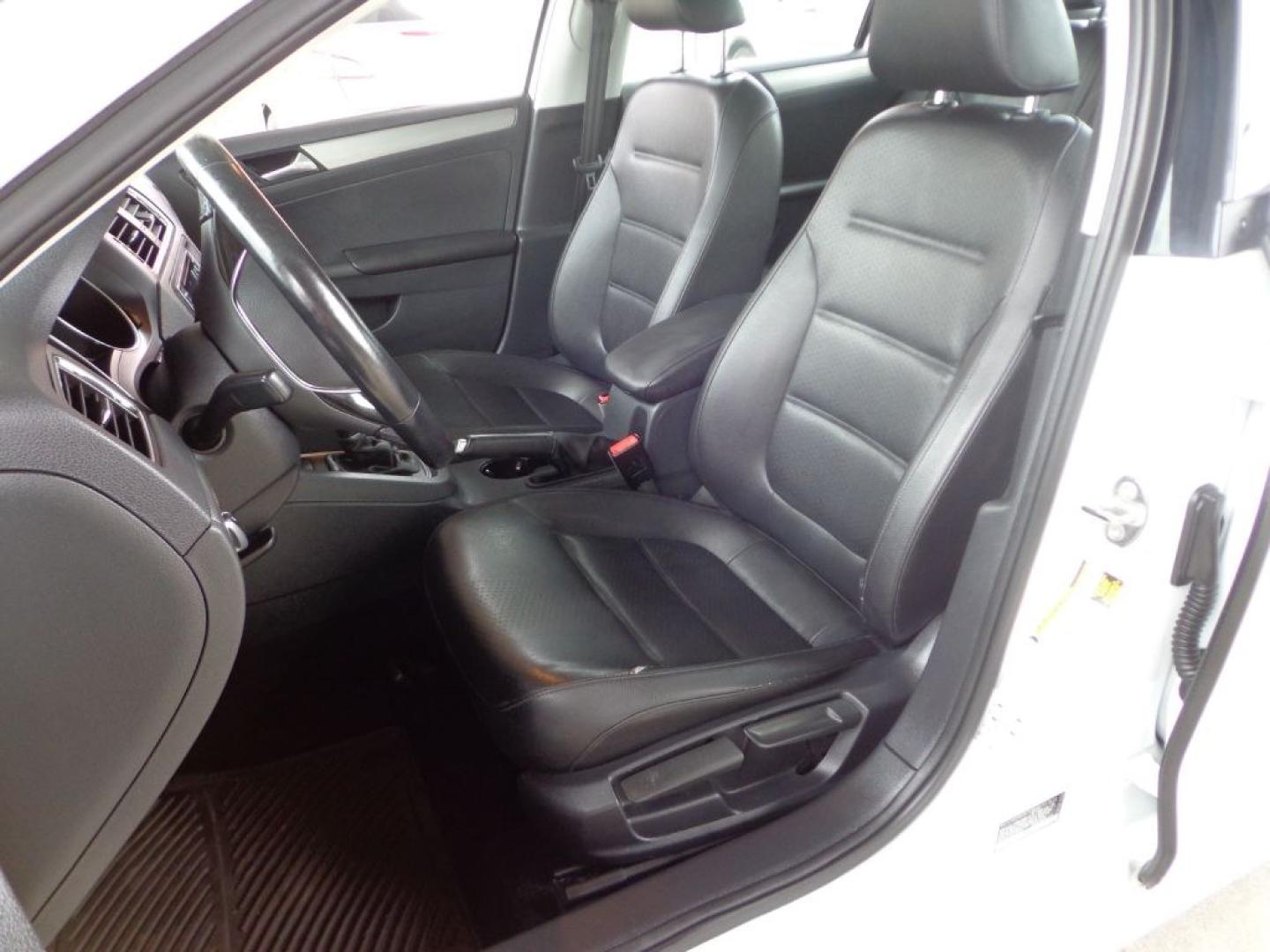 2017 WHITE VOLKSWAGEN JETTA SE (3VWDB7AJ2HM) with an 1.4L engine, Automatic transmission, located at 6610 L St., Omaha, NE, 68117, (402) 731-7800, 41.212872, -96.014702 - THIS VEHICLE HAS A BEEN FULLY INSPECTED AND HAS A CLEAN TITLE WITH A FREE CARFAX REPORT PROVIDED! 2-OWNER, CLEAN CARFAX, LOW MILEAGE, HEATED LEATHER, SUROOF AND NEWER TIRES! *****We have found that most customers do the majority of their shopping online before visiting a ealership. For this rea- Photo#10