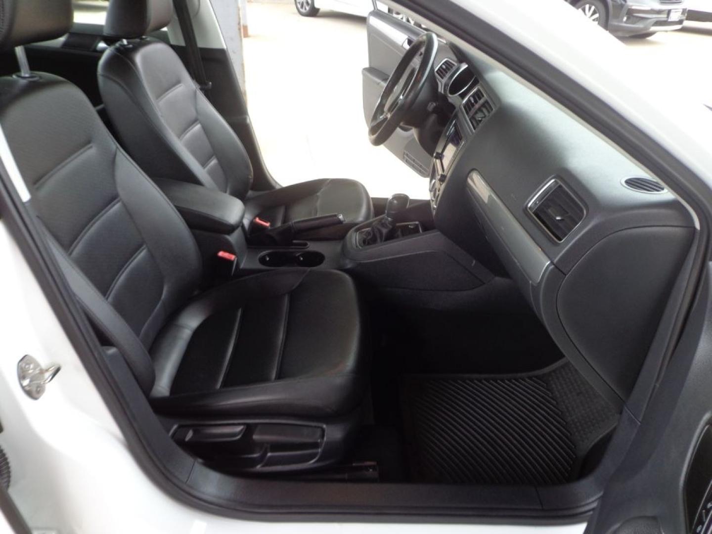 2017 WHITE VOLKSWAGEN JETTA SE (3VWDB7AJ2HM) with an 1.4L engine, Automatic transmission, located at 6610 L St., Omaha, NE, 68117, (402) 731-7800, 41.212872, -96.014702 - THIS VEHICLE HAS A BEEN FULLY INSPECTED AND HAS A CLEAN TITLE WITH A FREE CARFAX REPORT PROVIDED! 2-OWNER, CLEAN CARFAX, LOW MILEAGE, HEATED LEATHER, SUROOF AND NEWER TIRES! *****We have found that most customers do the majority of their shopping online before visiting a ealership. For this rea- Photo#12