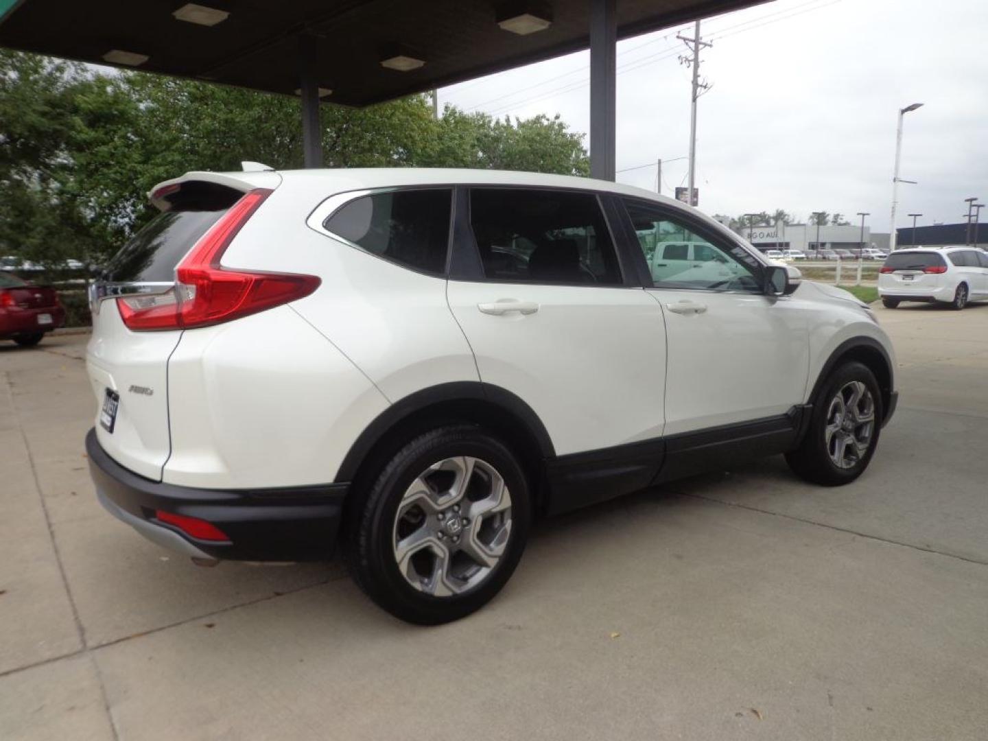 2018 WHITE HONDA CR-V EXL (2HKRW2H82JH) with an 1.5L engine, Automatic transmission, located at 6610 L St., Omaha, NE, 68117, (402) 731-7800, 41.212872, -96.014702 - THIS VEHICLE HAS A BEEN FULLY INSPECTED AND HAS A CLEAN TITLE WITH A FREE CARFAX REPORT PROVIDED! 2-OWNER, CLEAN CARFAX, LOW MILEAGE AND NEWER TIRES! *****We have found that most customers do the majority of their shopping online before visiting a ealership. For this reason we feel it necessary- Photo#3