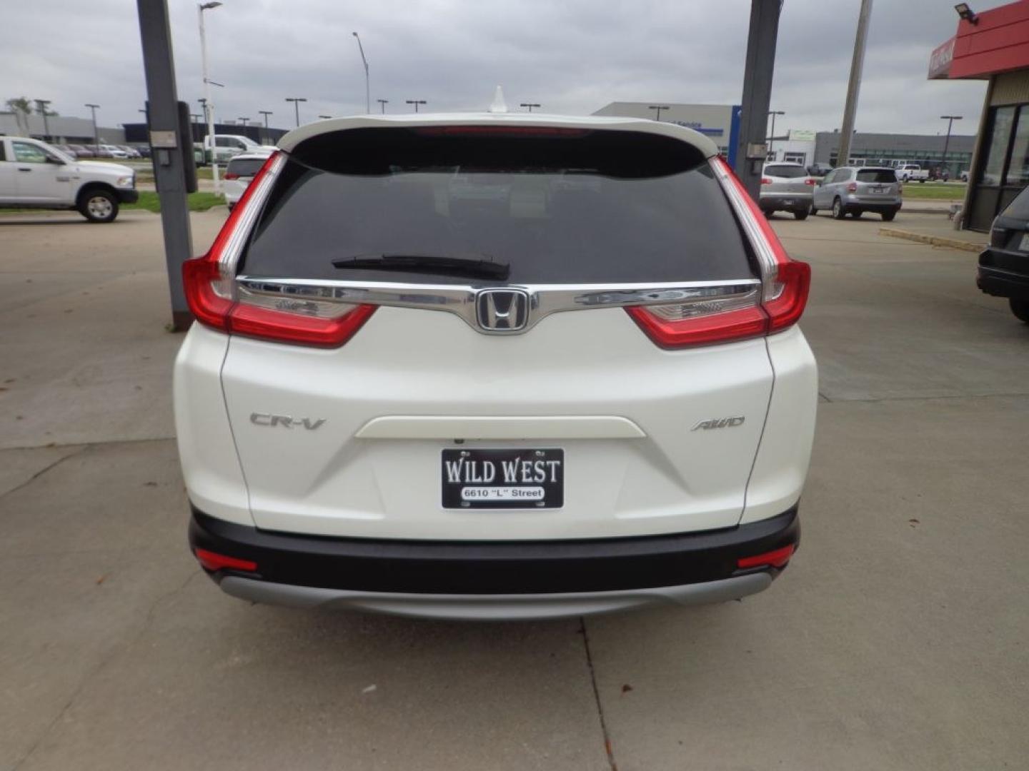 2018 WHITE HONDA CR-V EXL (2HKRW2H82JH) with an 1.5L engine, Automatic transmission, located at 6610 L St., Omaha, NE, 68117, (402) 731-7800, 41.212872, -96.014702 - THIS VEHICLE HAS A BEEN FULLY INSPECTED AND HAS A CLEAN TITLE WITH A FREE CARFAX REPORT PROVIDED! 2-OWNER, CLEAN CARFAX, LOW MILEAGE AND NEWER TIRES! *****We have found that most customers do the majority of their shopping online before visiting a ealership. For this reason we feel it necessary- Photo#4