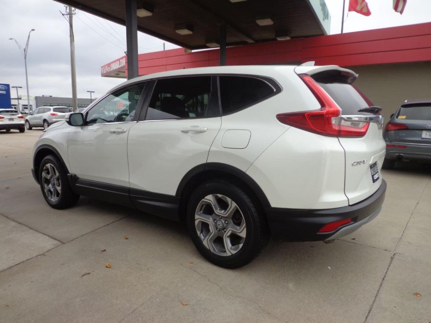 2018 WHITE HONDA CR-V EXL (2HKRW2H82JH) with an 1.5L engine, Automatic transmission, located at 6610 L St., Omaha, NE, 68117, (402) 731-7800, 41.212872, -96.014702 - THIS VEHICLE HAS A BEEN FULLY INSPECTED AND HAS A CLEAN TITLE WITH A FREE CARFAX REPORT PROVIDED! 2-OWNER, CLEAN CARFAX, LOW MILEAGE AND NEWER TIRES! *****We have found that most customers do the majority of their shopping online before visiting a ealership. For this reason we feel it necessary- Photo#5