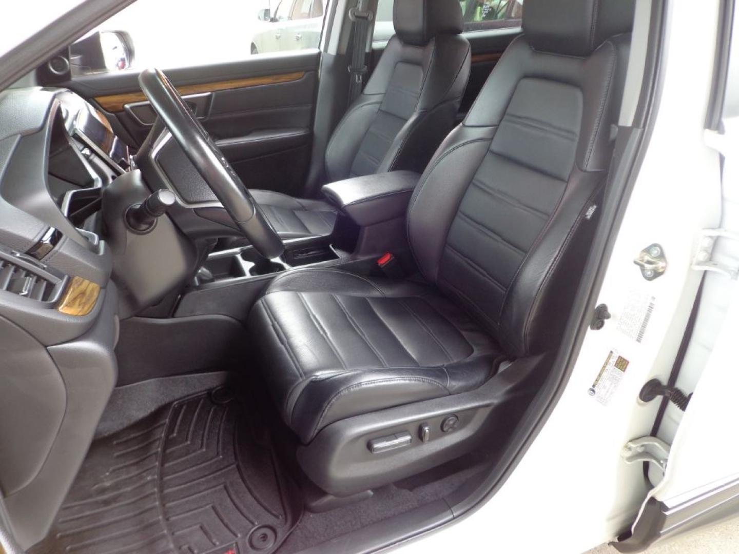 2018 WHITE HONDA CR-V EXL (2HKRW2H82JH) with an 1.5L engine, Automatic transmission, located at 6610 L St., Omaha, NE, 68117, (402) 731-7800, 41.212872, -96.014702 - THIS VEHICLE HAS A BEEN FULLY INSPECTED AND HAS A CLEAN TITLE WITH A FREE CARFAX REPORT PROVIDED! 2-OWNER, CLEAN CARFAX, LOW MILEAGE AND NEWER TIRES! *****We have found that most customers do the majority of their shopping online before visiting a ealership. For this reason we feel it necessary- Photo#13