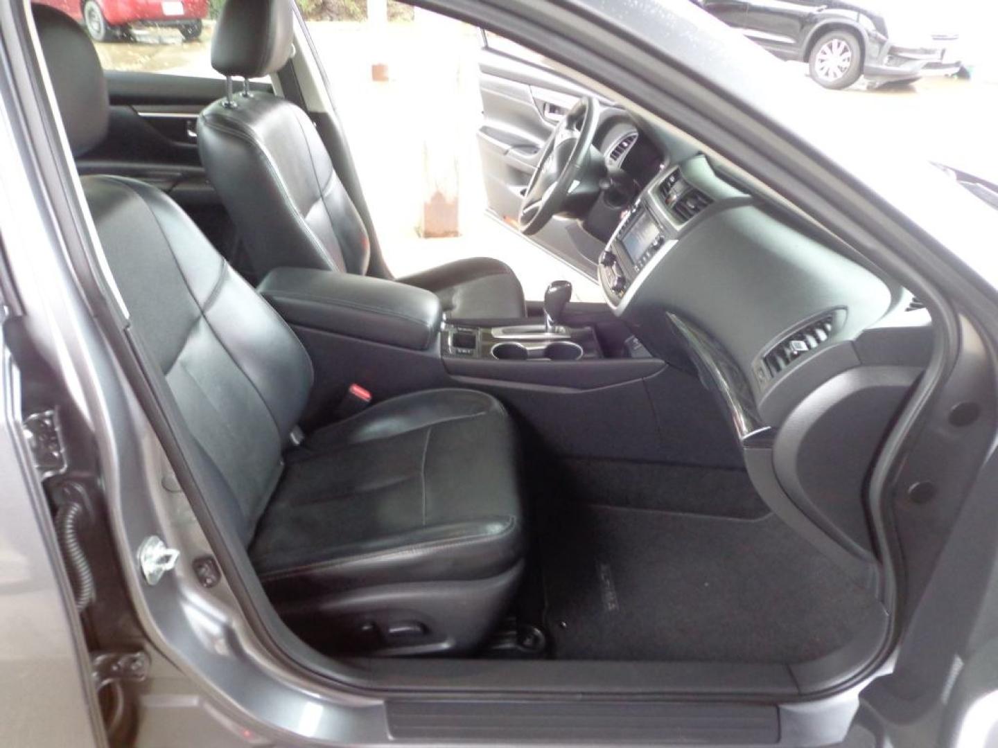 2017 GRAY NISSAN ALTIMA 2.5 (1N4AL3AP7HC) with an 2.5L engine, Continuously Variable transmission, located at 6610 L St., Omaha, NE, 68117, (402) 731-7800, 41.212872, -96.014702 - THIS VEHICLE HAS A BEEN FULLY INSPECTED AND HAS A CLEAN TITLE WITH A FREE CARFAX REPORT PROVIDED! 2-OWNER, CLEAN CARFAX, LOW MILEAGE, SUNROOF, HEATED LEATHER, NAV AND NEWER TIRES! *****We have found that most customers do the majority of their shopping online before visiting a ealership. For th- Photo#15
