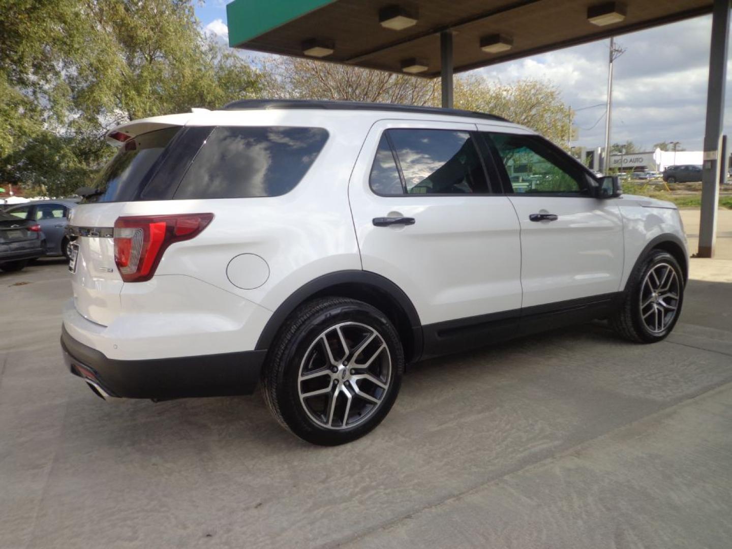 2016 WHITE FORD EXPLORER SPORT (1FM5K8GT3GG) with an 3.5L engine, Automatic transmission, located at 6610 L St., Omaha, NE, 68117, (402) 731-7800, 41.212872, -96.014702 - THIS VEHICLE HAS A BEEN FULLY INSPECTED AND HAS A CLEAN TITLE WITH A FREE CARFAX REPORT PROVIDED! 1-OWNER, CLEAN CARFAX, LOW MILEAGE, DUAL SUNROOF, HEATED/COOLED SEATS, NAV AND NEWER TIRES! *****We have found that most customers do the majority of their shopping online before visiting a ealersh- Photo#3
