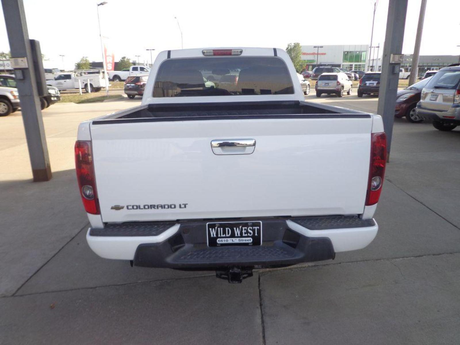 2009 WHITE CHEVROLET COLORADO (1GCDT13E098) with an 3.7L engine, Automatic transmission, located at 6610 L St., Omaha, NE, 68117, (402) 731-7800, 41.212872, -96.014702 - Photo #4